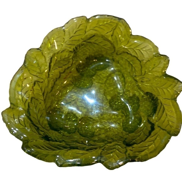 Vintage Indiana pressed glass bowl in loganberry or avocado green leaf & berry - Picture 2 of 6